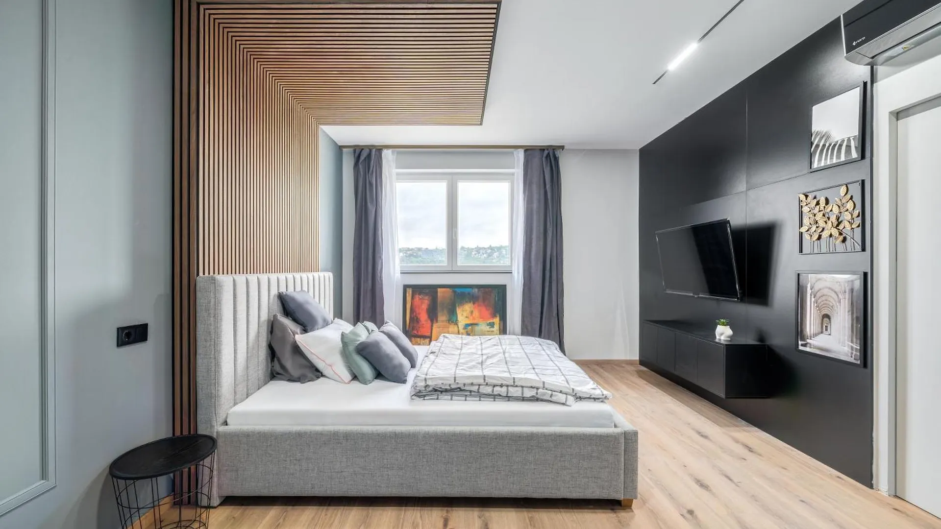 Panoramic Luxury Apartment In The Most Beautiful Part Of Budapest! contacts